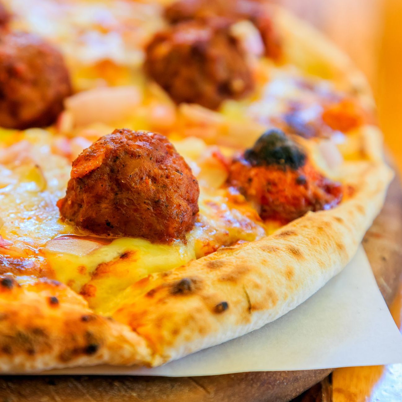 Pizza aux boulettes de porc