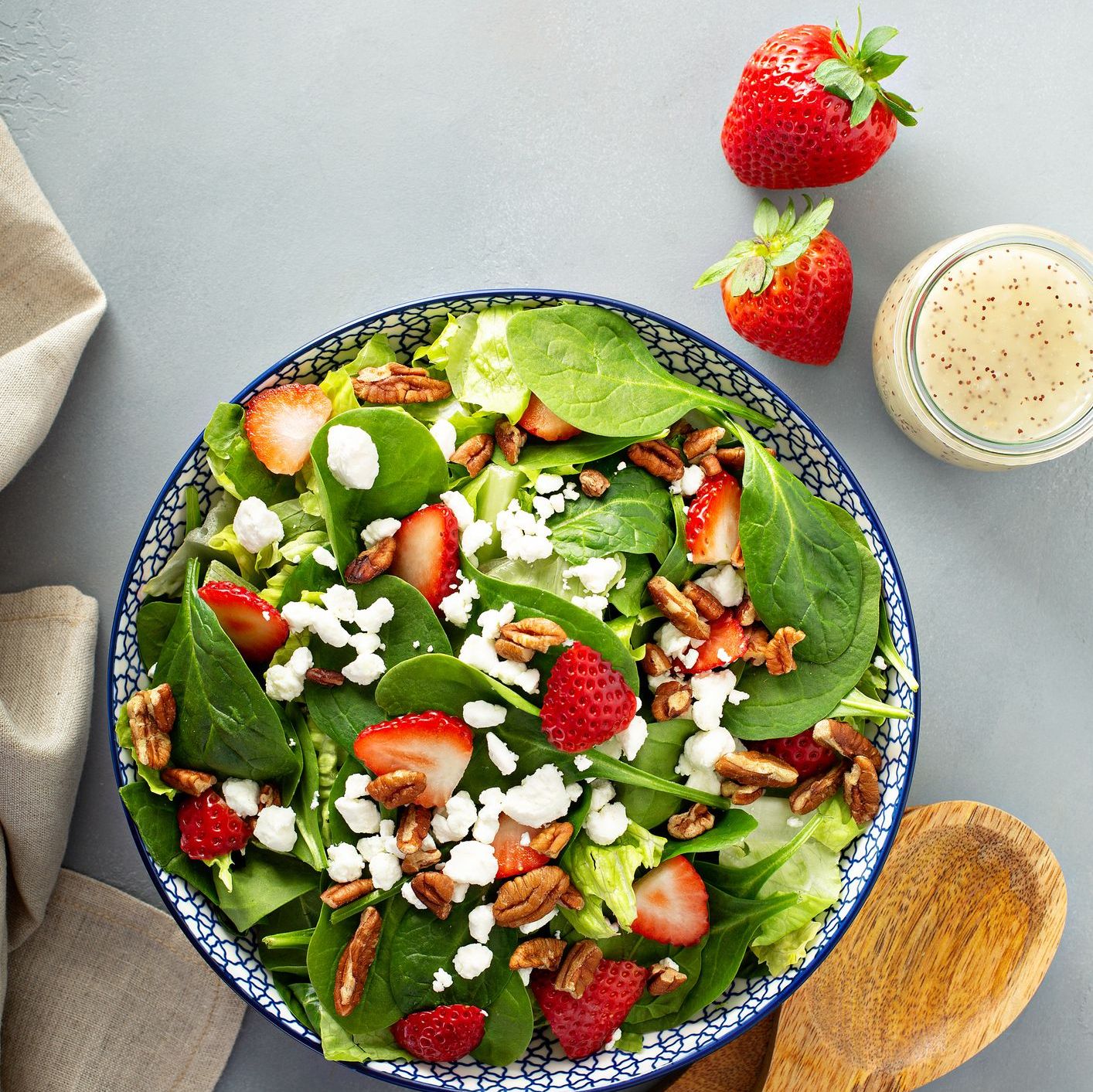 Salade d'épinards, fraises et vinaigrette balsamique