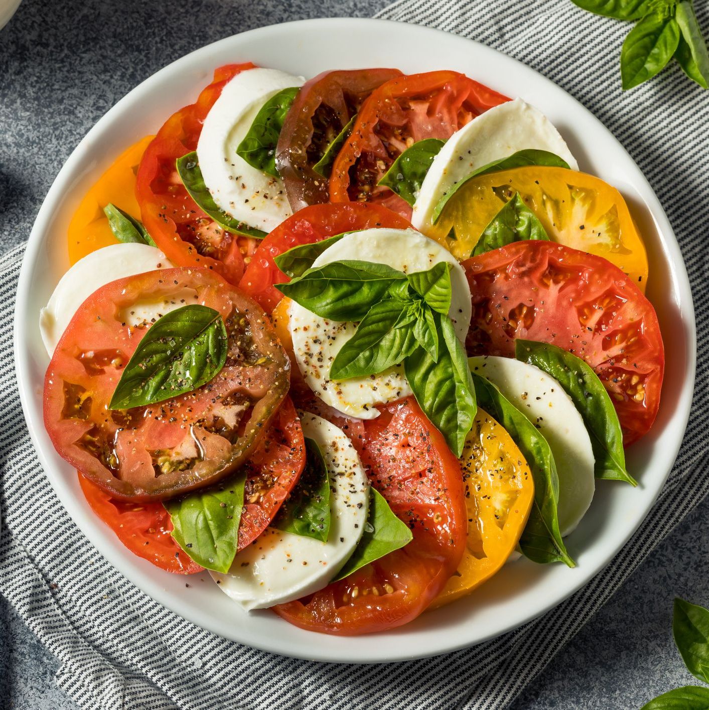 Salade de tomates anciennes, mozzarella et basilic