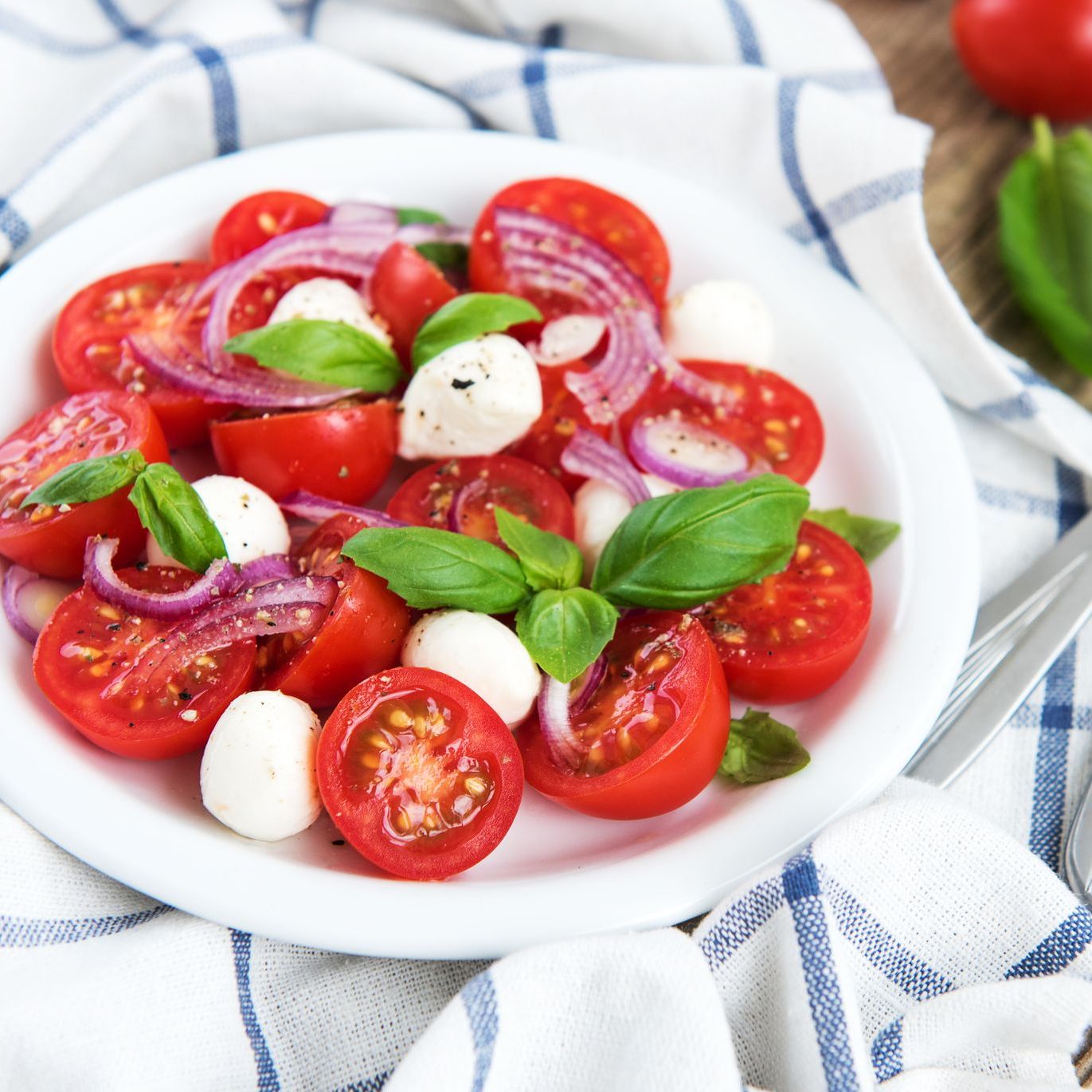 Salade de tomates cerises, basilic et mozzarella